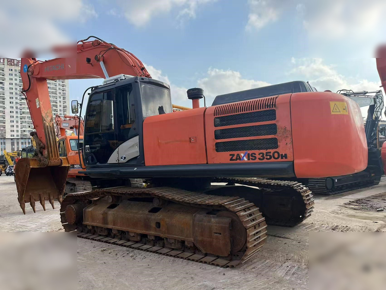 HITACHI ZX350H-5G - Telakaivukone: kuva HITACHI ZX350H-5G - Telakaivukone HITACHI ZX350H-5G - Telakaivukone: kuva HITACHI ZX350H-5G - Telakaivukone
