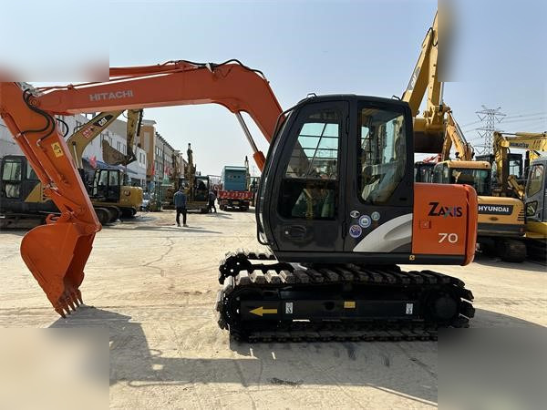 HITACHI ZX70 - Telakaivukone: kuva HITACHI ZX70 - Telakaivukone HITACHI ZX70 - Telakaivukone: kuva HITACHI ZX70 - Telakaivukone
