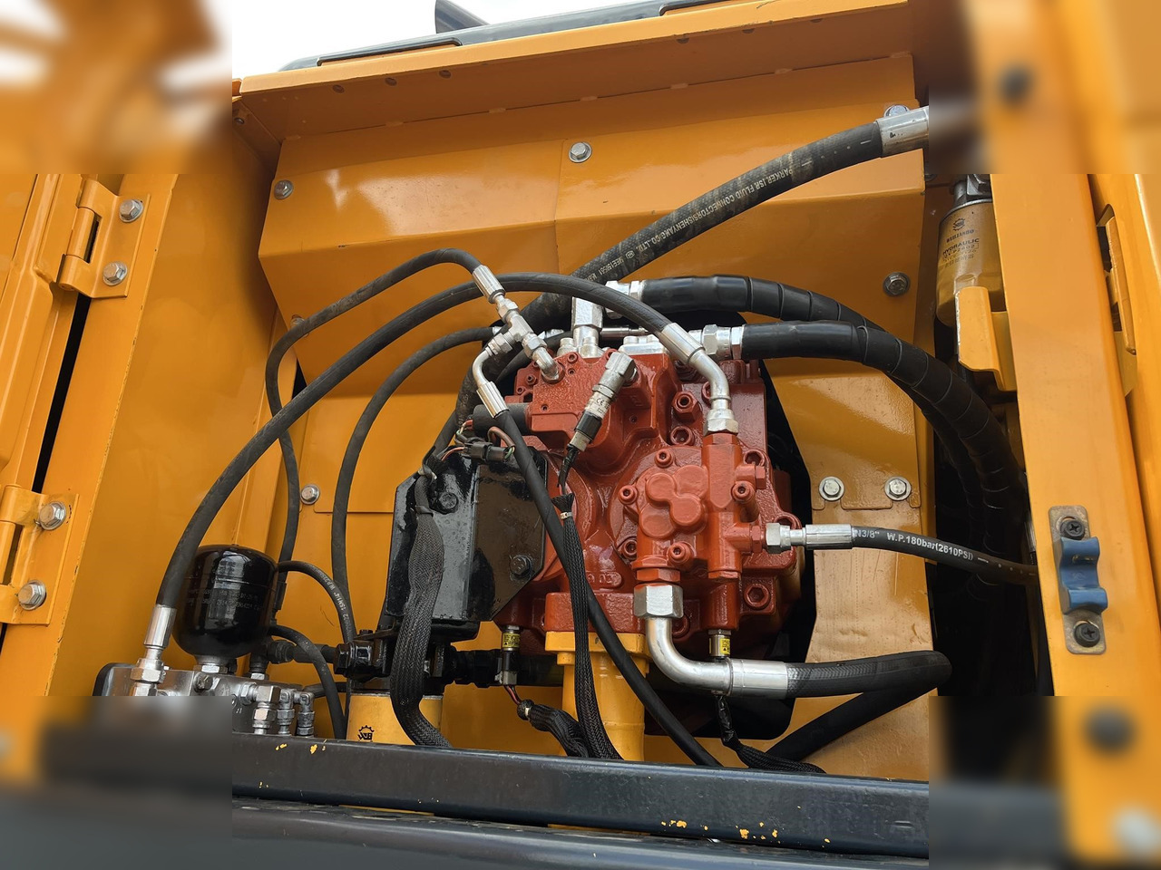 Pyöräalustainen kaivinkone HYUNDAI ROBEX 210W-9: kuva Pyöräalustainen kaivinkone HYUNDAI ROBEX 210W-9