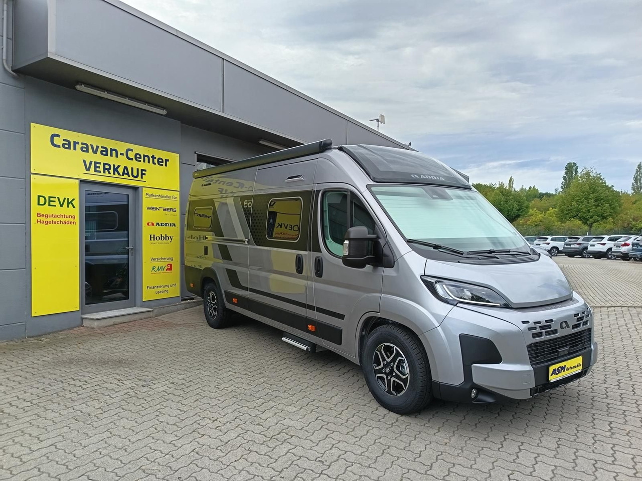 Adria Twin "60Y" 640 SGX 3,5 MAXI*JUBILEE*MARKISE*LED* - Retkeilyauto: kuva Adria Twin "60Y" 640 SGX 3,5 MAXI*JUBILEE*MARKISE*LED* - Retkeilyauto Adria Twin "60Y" 640 SGX 3,5 MAXI*JUBILEE*MARKISE*LED* - Retkeilyauto: kuva Adria Twin "60Y" 640 SGX 3,5 MAXI*JUBILEE*MARKISE*LED* - Retkeilyauto