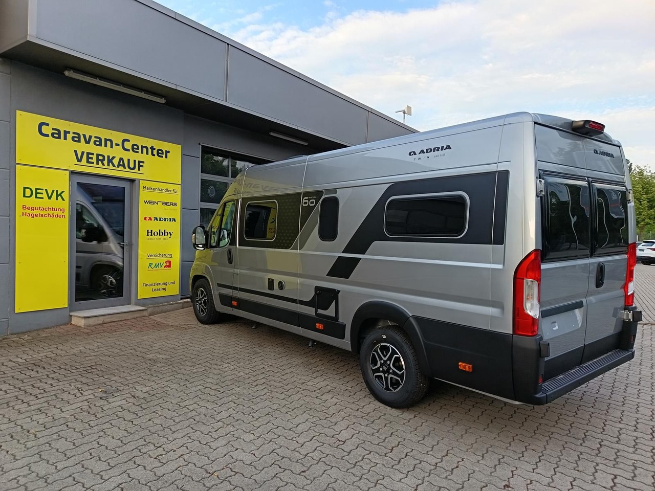 Adria Twin "60Y" 640 SLB*180 PS*4,25t MAXI*COMBI D 6E* - Retkeilyauto: kuva Adria Twin "60Y" 640 SLB*180 PS*4,25t MAXI*COMBI D 6E* - Retkeilyauto Adria Twin "60Y" 640 SLB*180 PS*4,25t MAXI*COMBI D 6E* - Retkeilyauto: kuva Adria Twin "60Y" 640 SLB*180 PS*4,25t MAXI*COMBI D 6E* - Retkeilyauto