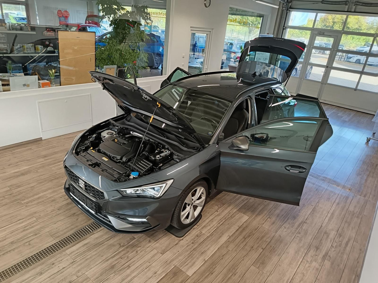 Seat Leon Sportstourer 1,5TSI FR*NAVI*LED*SOUND*R-KAM - Farmari: kuva Seat Leon Sportstourer 1,5TSI FR*NAVI*LED*SOUND*R-KAM - Farmari Seat Leon Sportstourer 1,5TSI FR*NAVI*LED*SOUND*R-KAM - Farmari: kuva Seat Leon Sportstourer 1,5TSI FR*NAVI*LED*SOUND*R-KAM - Farmari