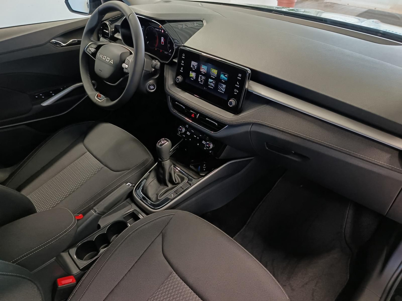 Sedan Skoda Fabia 130 Jahre 1,0 TSI*AHK-VORBER.*5J.GARANTIE*: kuva Sedan Skoda Fabia 130 Jahre 1,0 TSI*AHK-VORBER.*5J.GARANTIE*