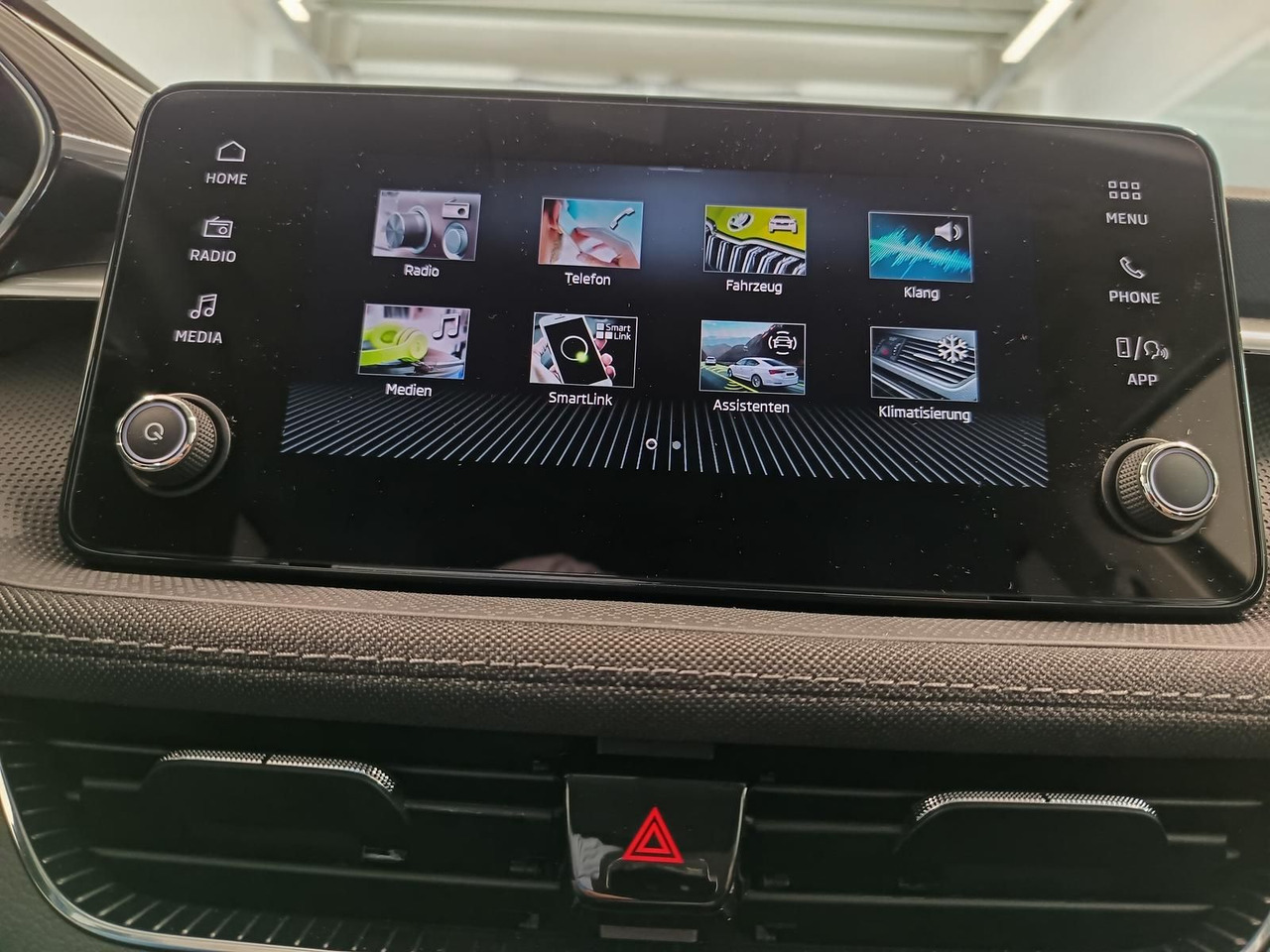 Sedan Skoda Fabia 130 Jahre 1,0 TSI*AHK-VORBER.*5J.GARANTIE*: kuva Sedan Skoda Fabia 130 Jahre 1,0 TSI*AHK-VORBER.*5J.GARANTIE*