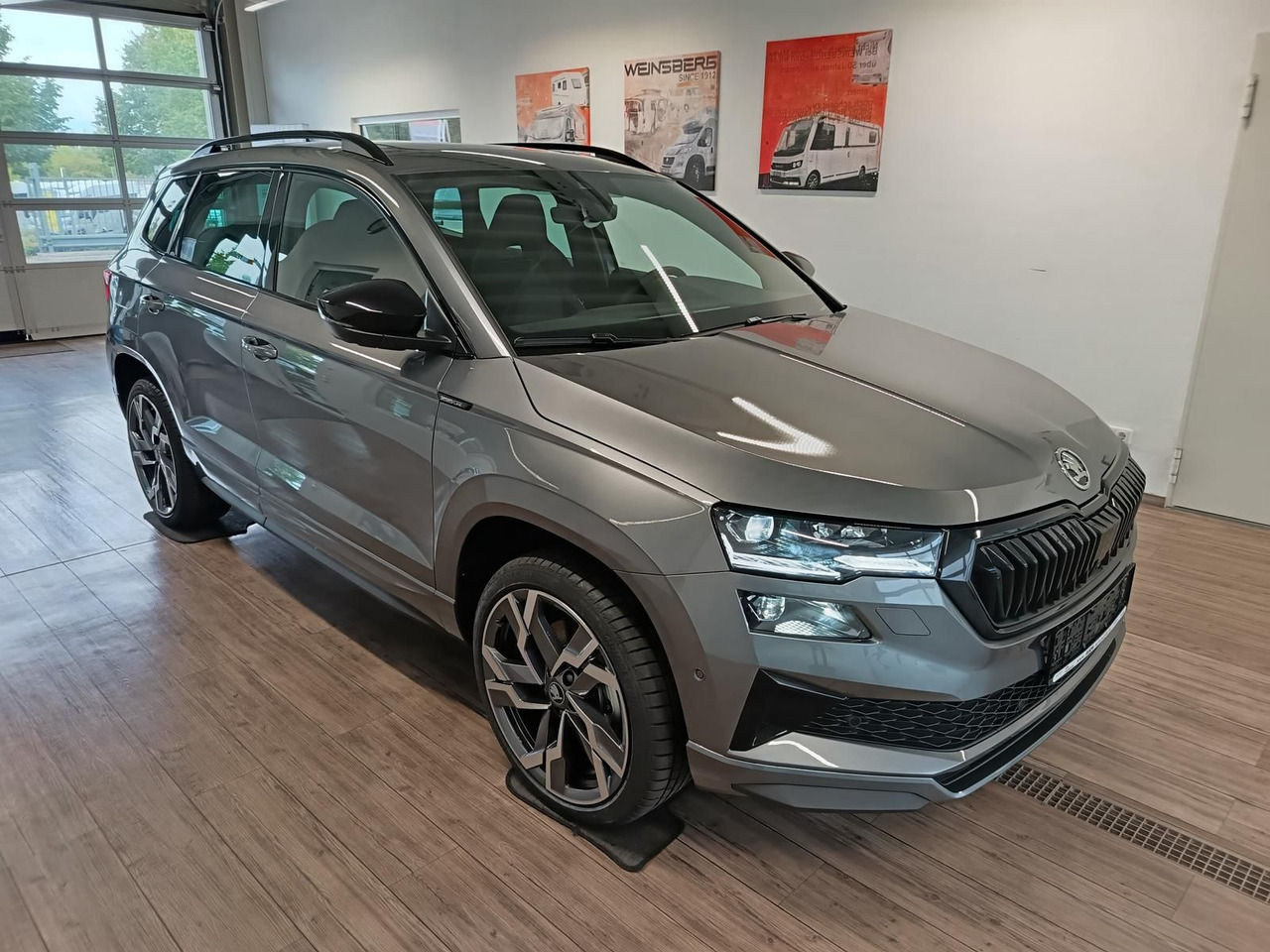 Skoda Karoq Sportline 1,5 TSI DSG*AHK*PSD*STD.HZG*NAVI - Maasturi/ Katumaasturi: kuva Skoda Karoq Sportline 1,5 TSI DSG*AHK*PSD*STD.HZG*NAVI - Maasturi/ Katumaasturi Skoda Karoq Sportline 1,5 TSI DSG*AHK*PSD*STD.HZG*NAVI - Maasturi/ Katumaasturi: kuva Skoda Karoq Sportline 1,5 TSI DSG*AHK*PSD*STD.HZG*NAVI - Maasturi/ Katumaasturi