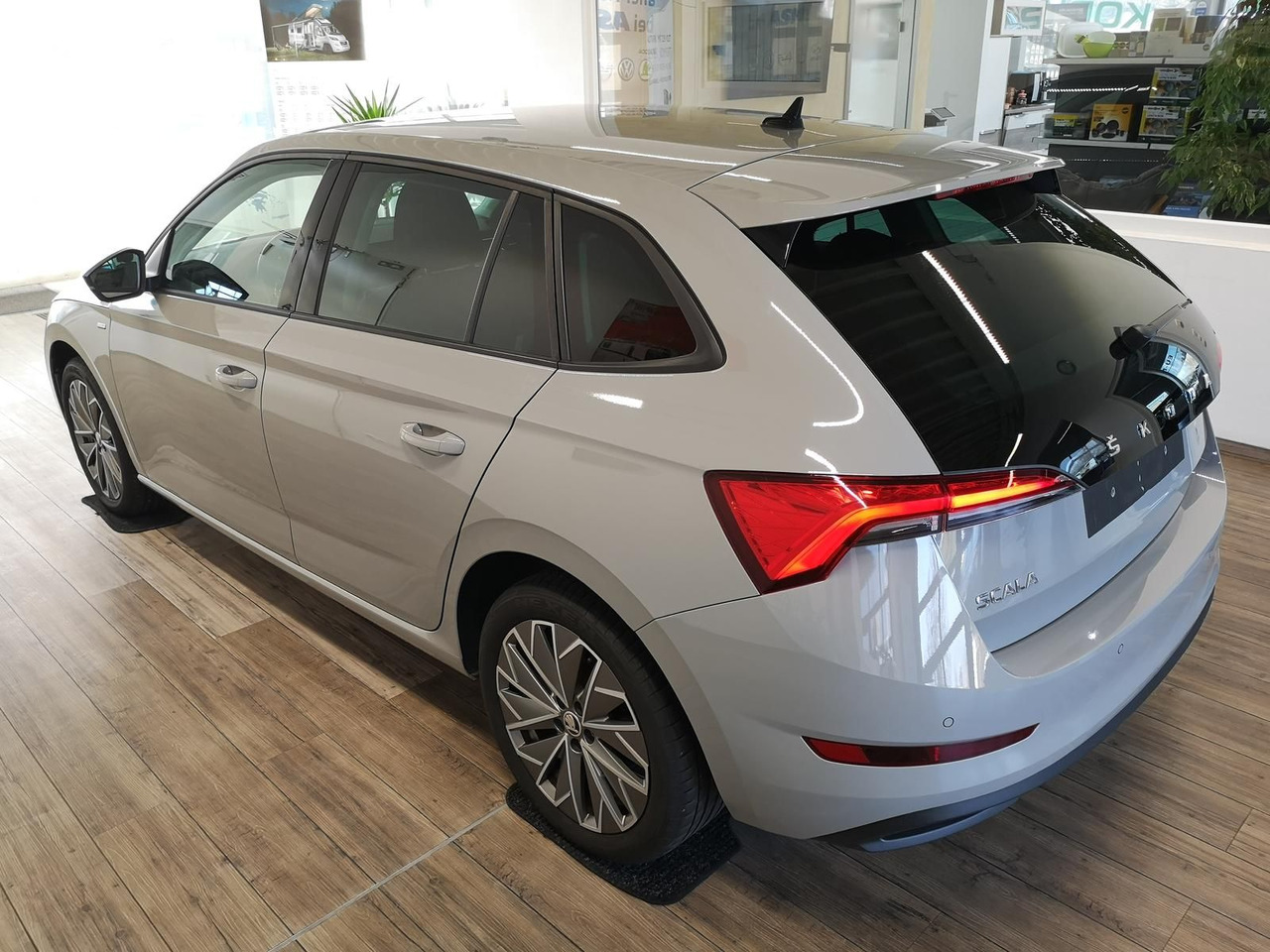 Skoda Scala Ambition 1,0 TSI 81 kW*NAVI*LED*R-KAM*PDC* - Sedan: kuva Skoda Scala Ambition 1,0 TSI 81 kW*NAVI*LED*R-KAM*PDC* - Sedan Skoda Scala Ambition 1,0 TSI 81 kW*NAVI*LED*R-KAM*PDC* - Sedan: kuva Skoda Scala Ambition 1,0 TSI 81 kW*NAVI*LED*R-KAM*PDC* - Sedan