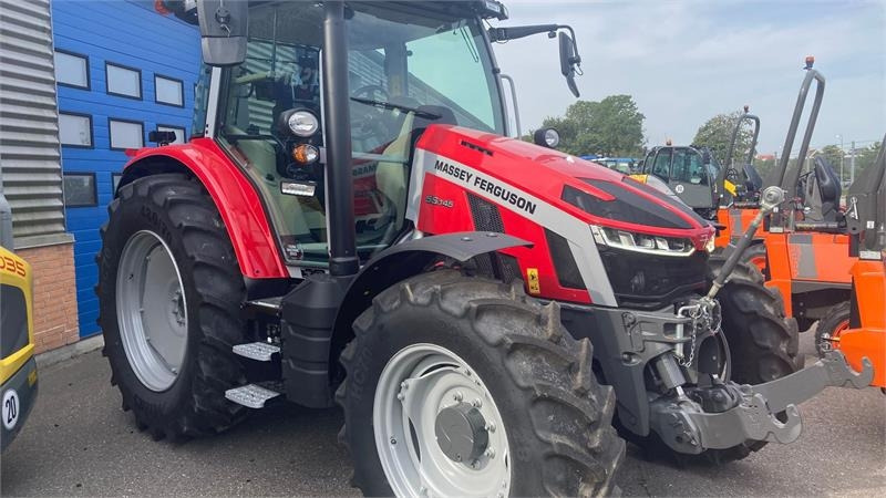 Massey Ferguson 5S.145 Exclusive Dyna-6 Exclusive - Traktori: kuva Massey Ferguson 5S.145 Exclusive Dyna-6 Exclusive - Traktori Massey Ferguson 5S.145 Exclusive Dyna-6 Exclusive - Traktori: kuva Massey Ferguson 5S.145 Exclusive Dyna-6 Exclusive - Traktori