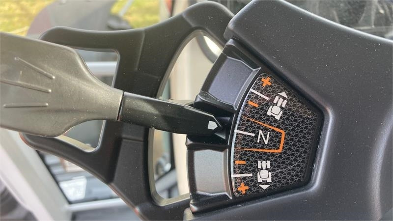 Traktori Massey Ferguson 5S.145 Exclusive Dyna-6 Exclusive: kuva Traktori Massey Ferguson 5S.145 Exclusive Dyna-6 Exclusive Traktori Massey Ferguson 5S.145 Exclusive Dyna-6 Exclusive: kuva Traktori Massey Ferguson 5S.145 Exclusive Dyna-6 Exclusive