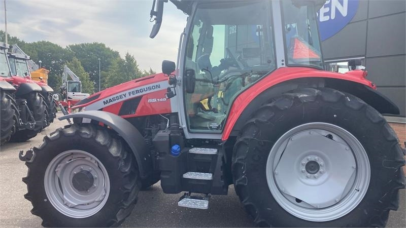 Massey Ferguson 5S.145 Exclusive Dyna-6 Exclusive - Traktori: kuva Massey Ferguson 5S.145 Exclusive Dyna-6 Exclusive - Traktori Massey Ferguson 5S.145 Exclusive Dyna-6 Exclusive - Traktori: kuva Massey Ferguson 5S.145 Exclusive Dyna-6 Exclusive - Traktori
