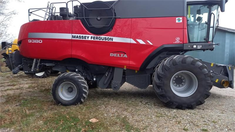 Massey Ferguson 9380 DELTA med 35 fods Powerflow - Leikkuupuimuri: kuva Massey Ferguson 9380 DELTA med 35 fods Powerflow - Leikkuupuimuri Massey Ferguson 9380 DELTA med 35 fods Powerflow - Leikkuupuimuri: kuva Massey Ferguson 9380 DELTA med 35 fods Powerflow - Leikkuupuimuri