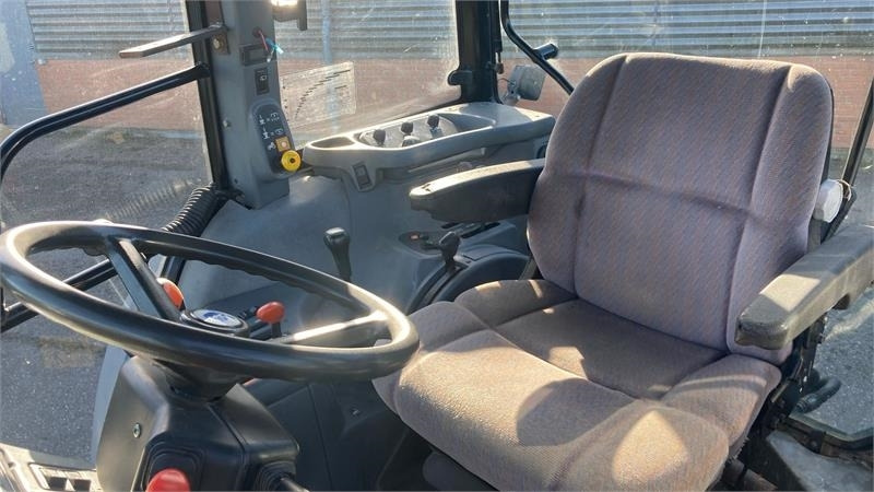 New Holland TS115 - Traktori: kuva New Holland TS115 - Traktori New Holland TS115 - Traktori: kuva New Holland TS115 - Traktori