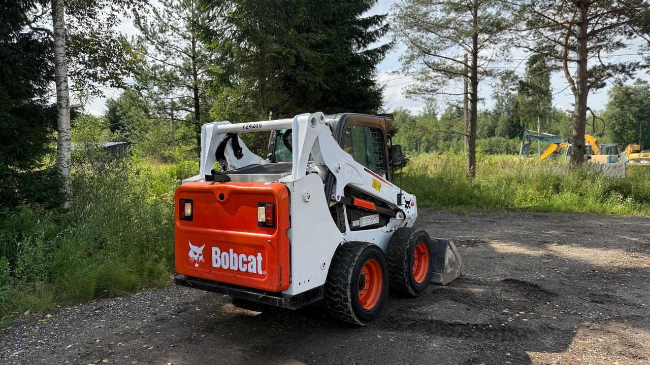 BOBCAT S530 - Liukuohjattu kuormaaja: kuva BOBCAT S530 - Liukuohjattu kuormaaja BOBCAT S530 - Liukuohjattu kuormaaja: kuva BOBCAT S530 - Liukuohjattu kuormaaja