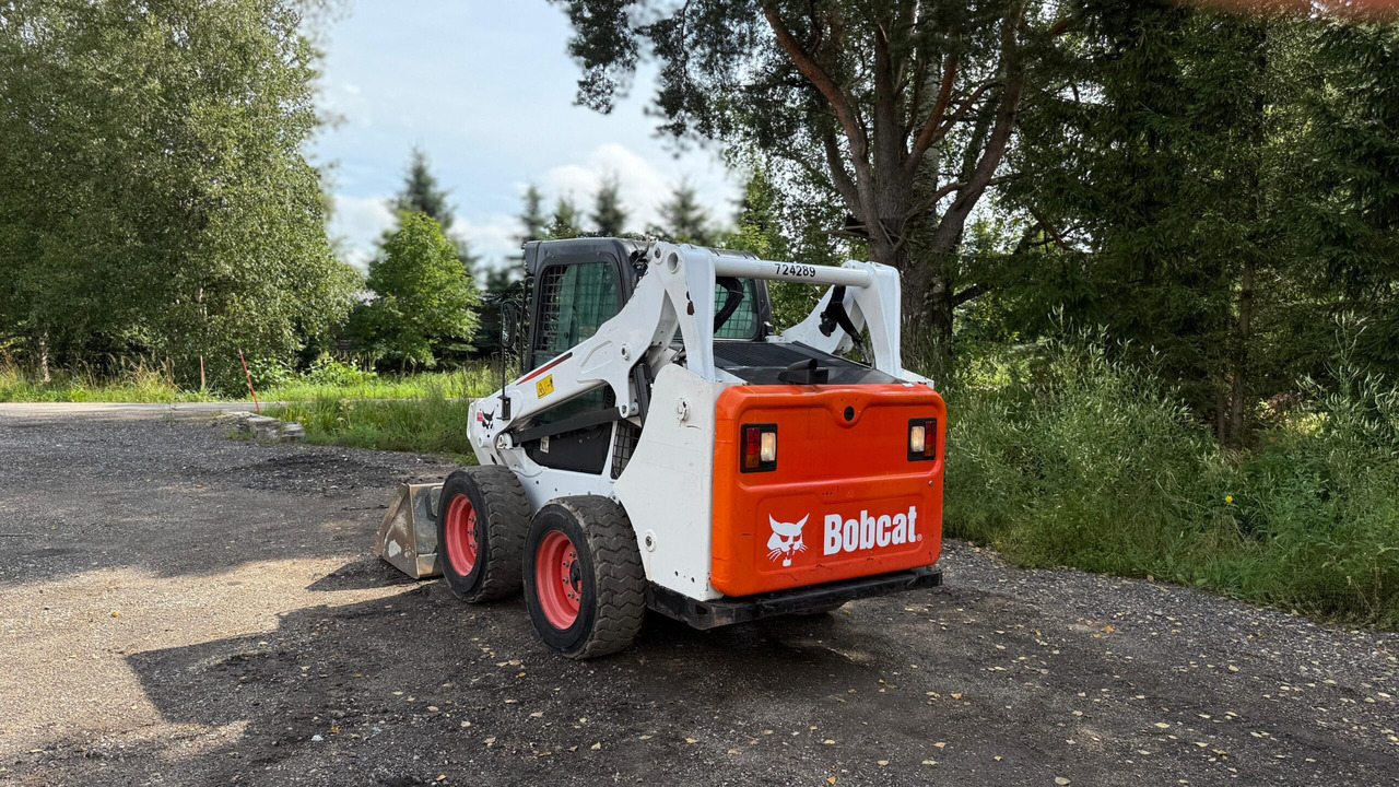 BOBCAT S530 - Liukuohjattu kuormaaja: kuva BOBCAT S530 - Liukuohjattu kuormaaja BOBCAT S530 - Liukuohjattu kuormaaja: kuva BOBCAT S530 - Liukuohjattu kuormaaja