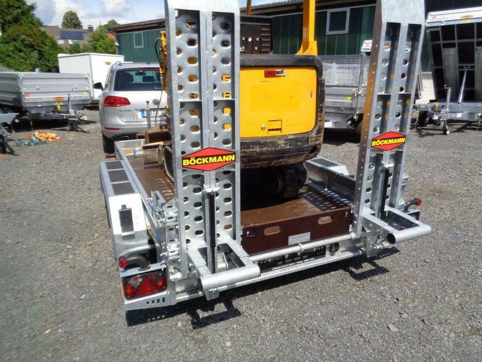 Koneenkuljetusvaunu Böckmann, PKW-Anhänger, Baumaschinentransporter, 3,5 to. 100 km/h: kuva Koneenkuljetusvaunu Böckmann, PKW-Anhänger, Baumaschinentransporter, 3,5 to. 100 km/h