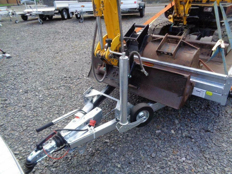 Koneenkuljetusvaunu Böckmann, PKW-Anhänger, Baumaschinentransporter, 3,5 to. 100 km/h: kuva Koneenkuljetusvaunu Böckmann, PKW-Anhänger, Baumaschinentransporter, 3,5 to. 100 km/h