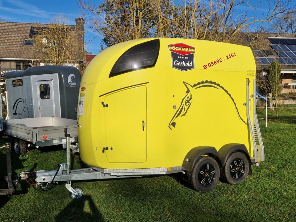 Böckmann Pferdeanhänger Comfort Flügeltür Sattelkammer 100km/h - Hevostraileri: kuva Böckmann Pferdeanhänger Comfort Flügeltür Sattelkammer 100km/h - Hevostraileri Böckmann Pferdeanhänger Comfort Flügeltür Sattelkammer 100km/h - Hevostraileri: kuva Böckmann Pferdeanhänger Comfort Flügeltür Sattelkammer 100km/h - Hevostraileri