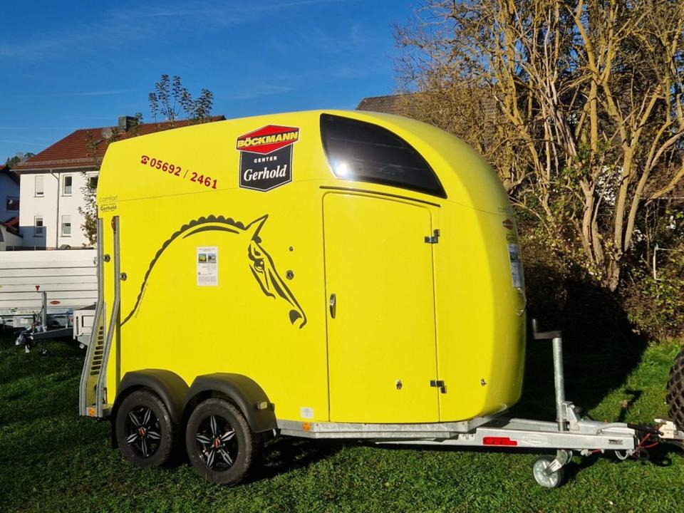 Böckmann Pferdeanhänger Comfort Flügeltür Sattelkammer 100km/h - Hevostraileri: kuva Böckmann Pferdeanhänger Comfort Flügeltür Sattelkammer 100km/h - Hevostraileri Böckmann Pferdeanhänger Comfort Flügeltür Sattelkammer 100km/h - Hevostraileri: kuva Böckmann Pferdeanhänger Comfort Flügeltür Sattelkammer 100km/h - Hevostraileri