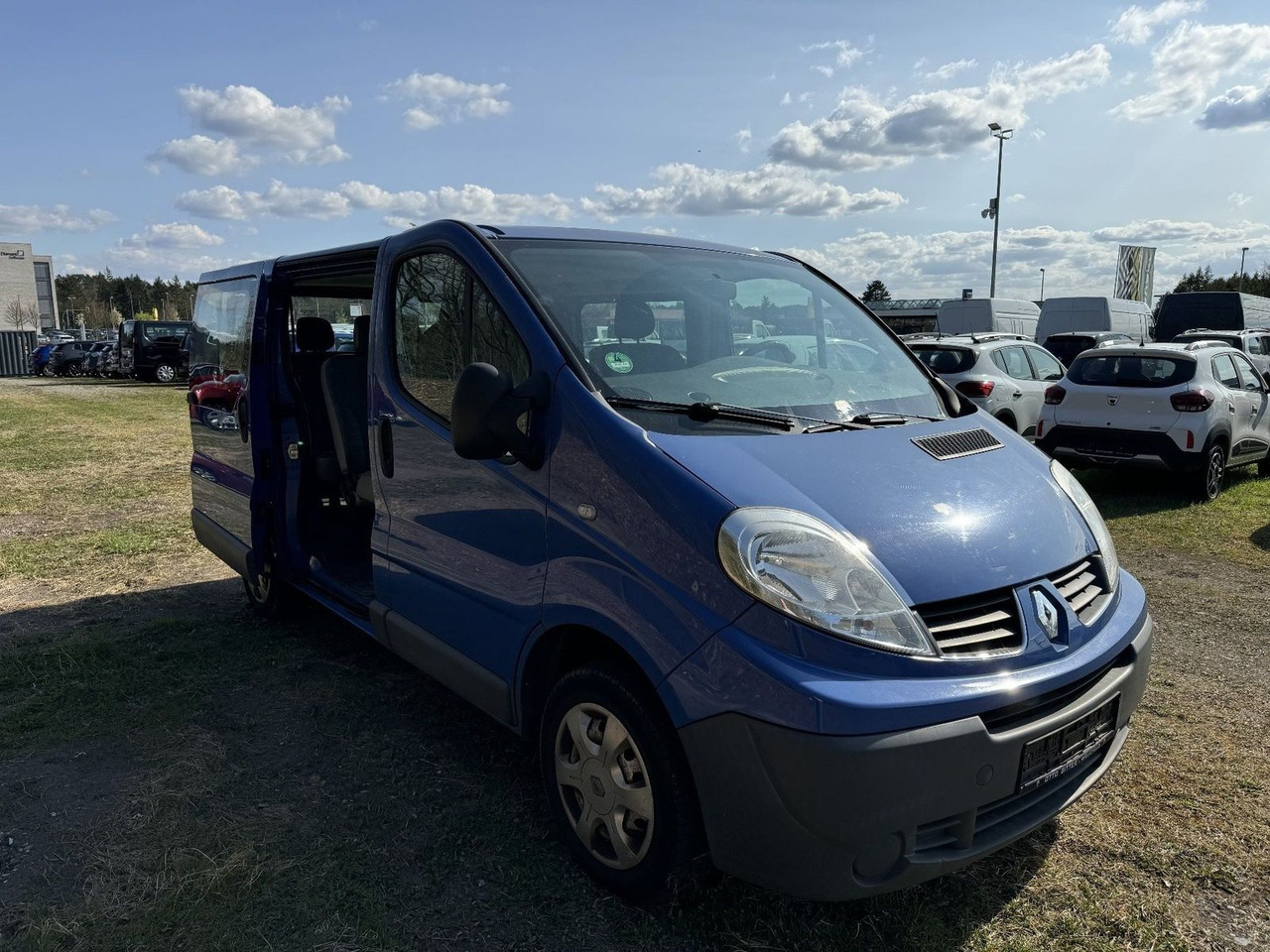 Renault Trafic Combi dCi90 L1H1 9-Sitzer - Pikkubussi: kuva Renault Trafic Combi dCi90 L1H1 9-Sitzer - Pikkubussi Renault Trafic Combi dCi90 L1H1 9-Sitzer - Pikkubussi: kuva Renault Trafic Combi dCi90 L1H1 9-Sitzer - Pikkubussi