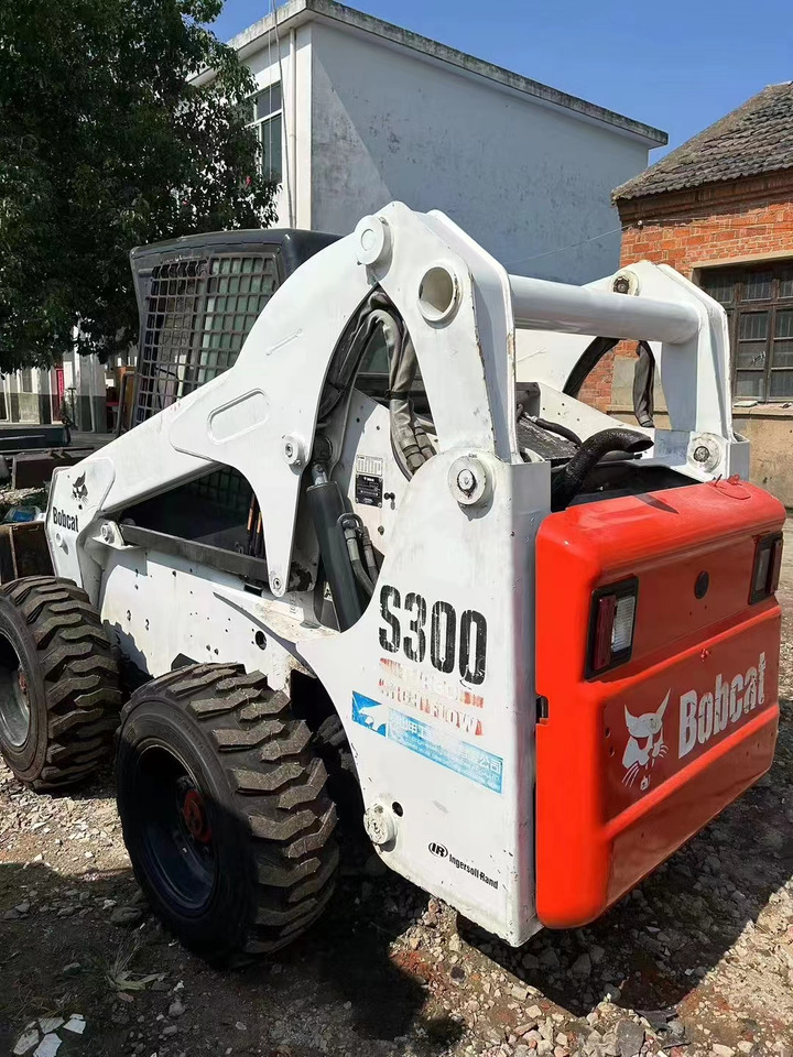 BOBCAT S300 - Liukuohjattu kuormaaja: kuva BOBCAT S300 - Liukuohjattu kuormaaja BOBCAT S300 - Liukuohjattu kuormaaja: kuva BOBCAT S300 - Liukuohjattu kuormaaja