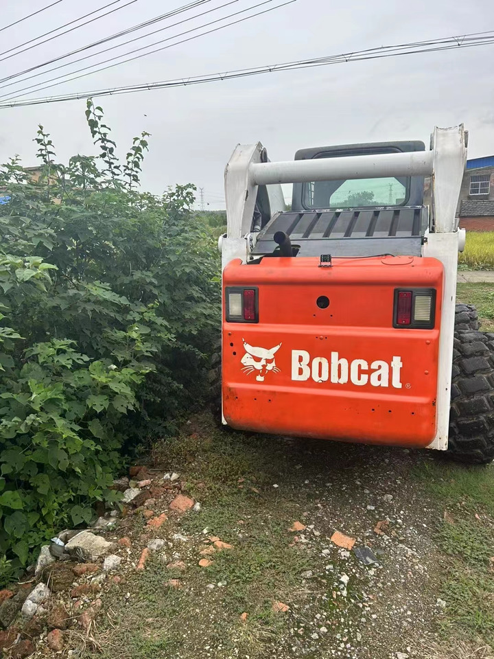 BOBCAT S300 - Liukuohjattu kuormaaja: kuva BOBCAT S300 - Liukuohjattu kuormaaja BOBCAT S300 - Liukuohjattu kuormaaja: kuva BOBCAT S300 - Liukuohjattu kuormaaja