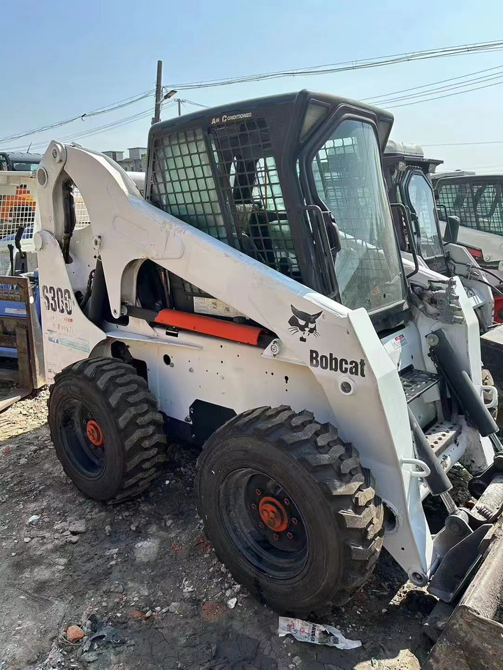 BOBCAT S300 - Liukuohjattu kuormaaja: kuva BOBCAT S300 - Liukuohjattu kuormaaja BOBCAT S300 - Liukuohjattu kuormaaja: kuva BOBCAT S300 - Liukuohjattu kuormaaja