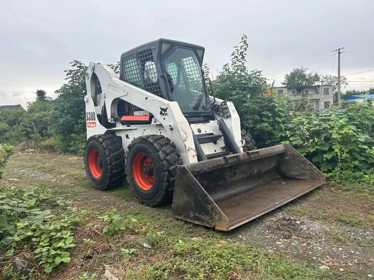 BOBCAT S300 - Liukuohjattu kuormaaja: kuva BOBCAT S300 - Liukuohjattu kuormaaja BOBCAT S300 - Liukuohjattu kuormaaja: kuva BOBCAT S300 - Liukuohjattu kuormaaja