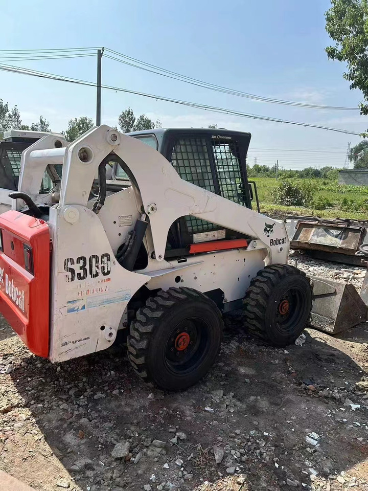 BOBCAT S300 - Liukuohjattu kuormaaja: kuva BOBCAT S300 - Liukuohjattu kuormaaja BOBCAT S300 - Liukuohjattu kuormaaja: kuva BOBCAT S300 - Liukuohjattu kuormaaja