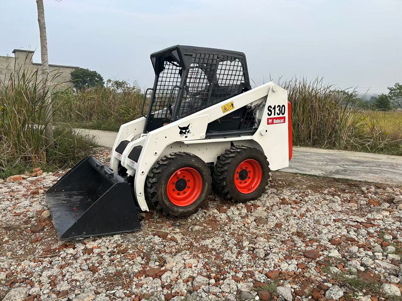 BOBCAT s130 - Liukuohjattu kuormaaja: kuva BOBCAT s130 - Liukuohjattu kuormaaja BOBCAT s130 - Liukuohjattu kuormaaja: kuva BOBCAT s130 - Liukuohjattu kuormaaja