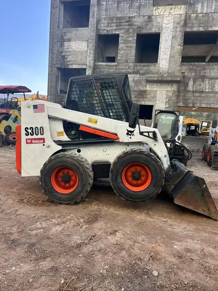 BOBCAT s300 - Liukuohjattu kuormaaja: kuva BOBCAT s300 - Liukuohjattu kuormaaja BOBCAT s300 - Liukuohjattu kuormaaja: kuva BOBCAT s300 - Liukuohjattu kuormaaja