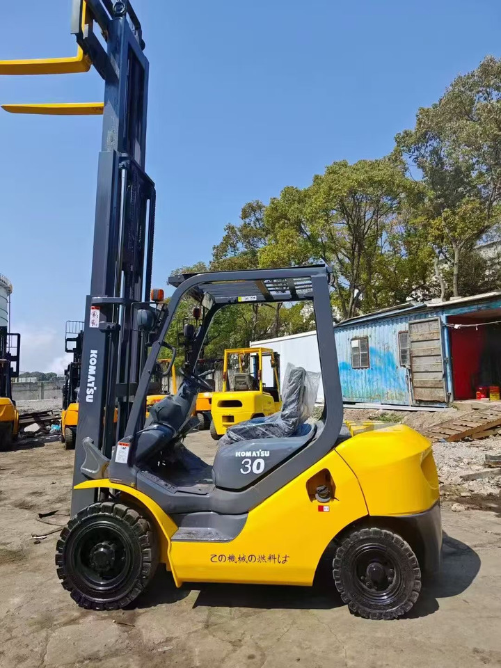 KOMATSU 3-ton - Pystymastonostin: kuva KOMATSU 3-ton - Pystymastonostin KOMATSU 3-ton - Pystymastonostin: kuva KOMATSU 3-ton - Pystymastonostin