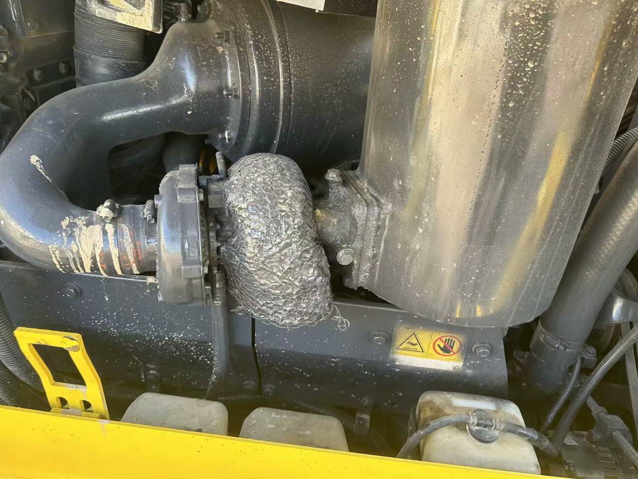 KOMATSU D85E - Puskutraktori: kuva KOMATSU D85E - Puskutraktori KOMATSU D85E - Puskutraktori: kuva KOMATSU D85E - Puskutraktori