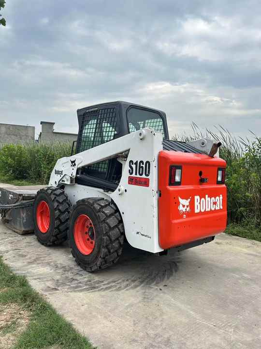 Liukuohjattu kuormaaja USED BOBCAT S160 Skid-steer Loader Bobcat S160 Carry Sweeper with Very Good Performance Is for Sale at a Low Price.: kuva Liukuohjattu kuormaaja USED BOBCAT S160 Skid-steer Loader Bobcat S160 Carry Sweeper with Very Good Performance Is for Sale at a Low Price.