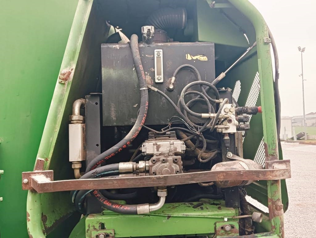 Faresin LEADER 2600 - Seosrehuvaunu: kuva Faresin LEADER 2600 - Seosrehuvaunu Faresin LEADER 2600 - Seosrehuvaunu: kuva Faresin LEADER 2600 - Seosrehuvaunu