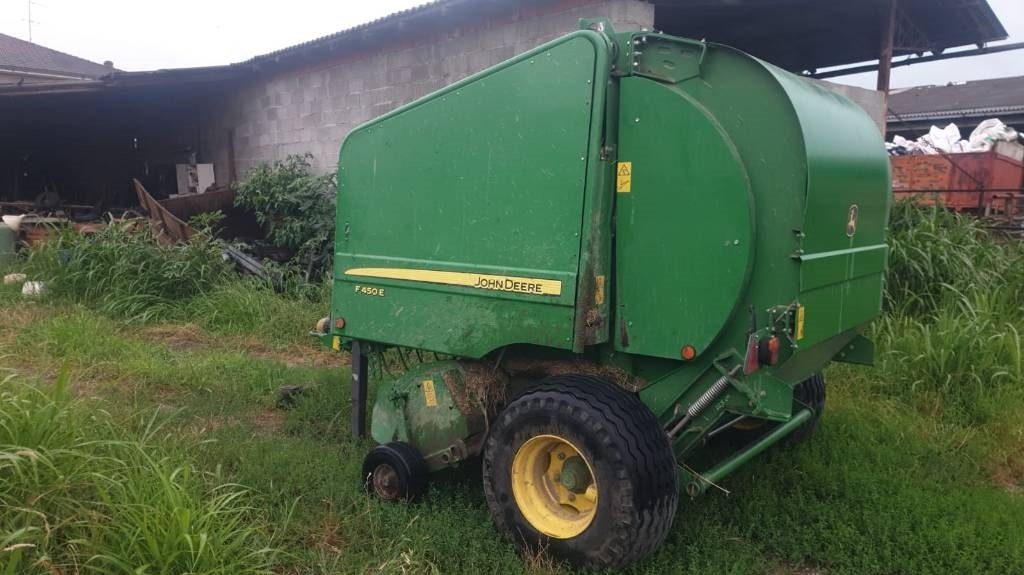 John Deere F 450 - Pyöröpaalain: kuva John Deere F 450 - Pyöröpaalain John Deere F 450 - Pyöröpaalain: kuva John Deere F 450 - Pyöröpaalain