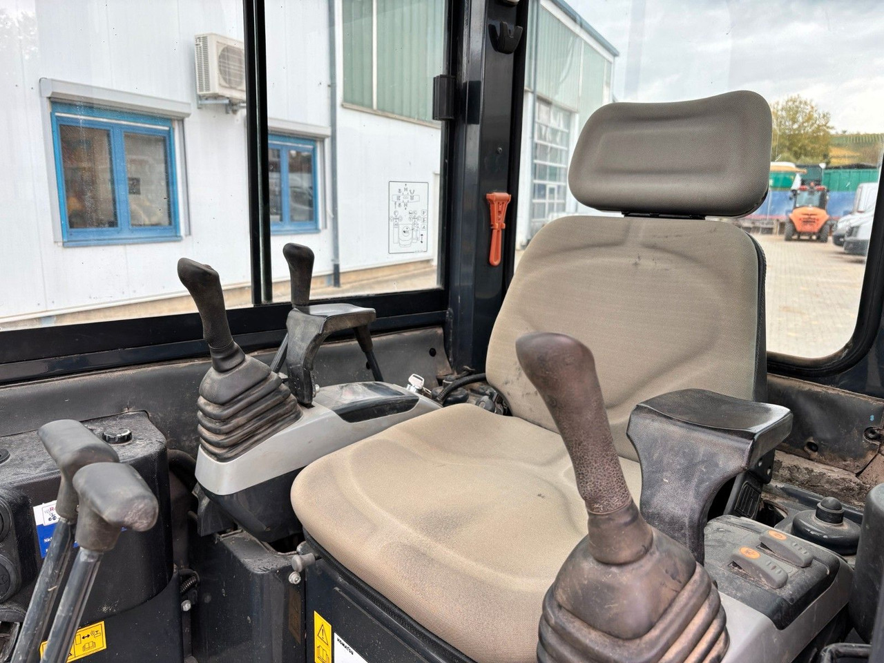 Komatsu PC26MR-3 - Minikuormaaja: kuva Komatsu PC26MR-3 - Minikuormaaja Komatsu PC26MR-3 - Minikuormaaja: kuva Komatsu PC26MR-3 - Minikuormaaja