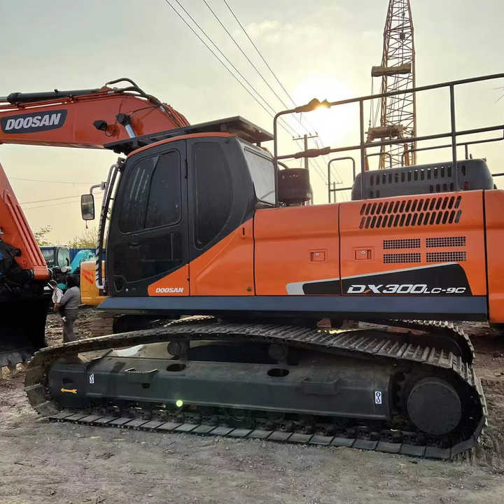 Telakaivukone Used Digger DOOSAN DX300 Construction Machinery Construction Digger Used DOOSAN DX300 Cheap Excavator: kuva Telakaivukone Used Digger DOOSAN DX300 Construction Machinery Construction Digger Used DOOSAN DX300 Cheap Excavator