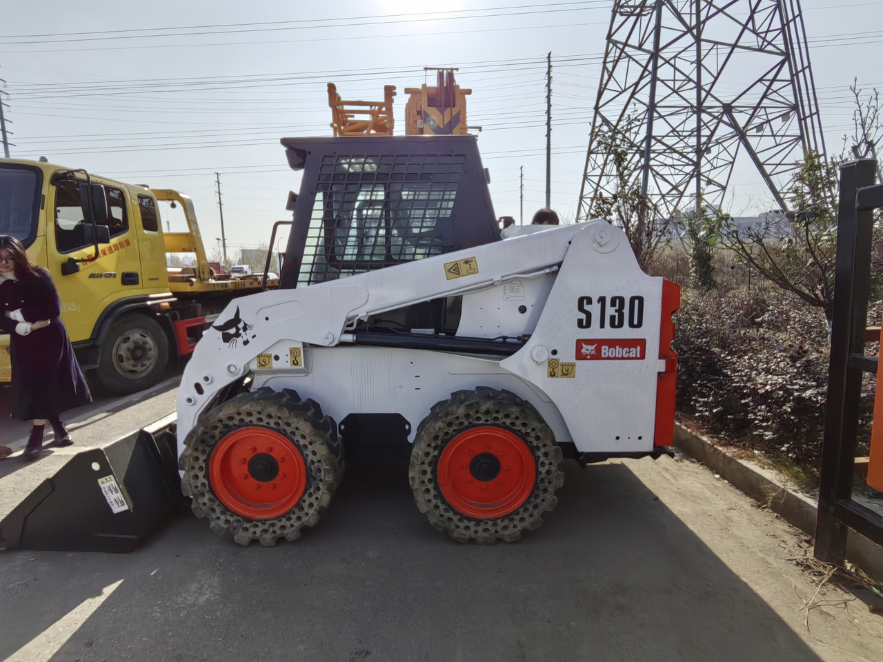 BOBCAT S130 - Liukuohjattu kuormaaja: kuva BOBCAT S130 - Liukuohjattu kuormaaja BOBCAT S130 - Liukuohjattu kuormaaja: kuva BOBCAT S130 - Liukuohjattu kuormaaja