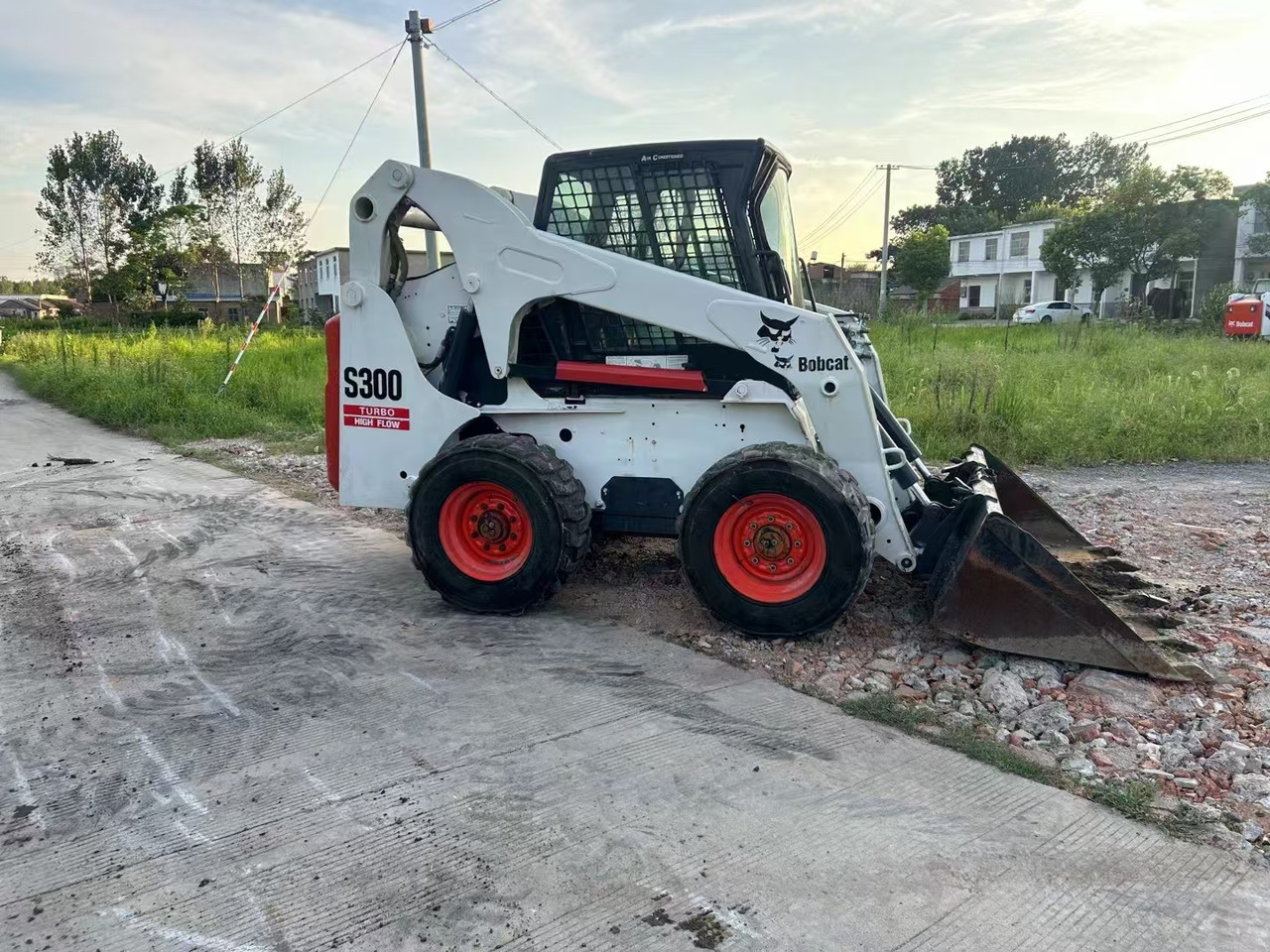 BOBCAT S300 - Liukuohjattu kuormaaja: kuva BOBCAT S300 - Liukuohjattu kuormaaja BOBCAT S300 - Liukuohjattu kuormaaja: kuva BOBCAT S300 - Liukuohjattu kuormaaja