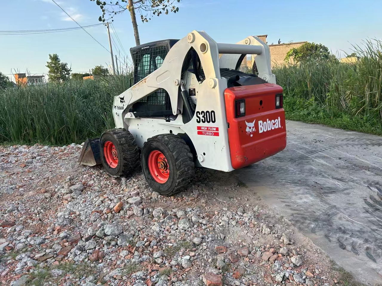 BOBCAT S300 - Liukuohjattu kuormaaja: kuva BOBCAT S300 - Liukuohjattu kuormaaja BOBCAT S300 - Liukuohjattu kuormaaja: kuva BOBCAT S300 - Liukuohjattu kuormaaja