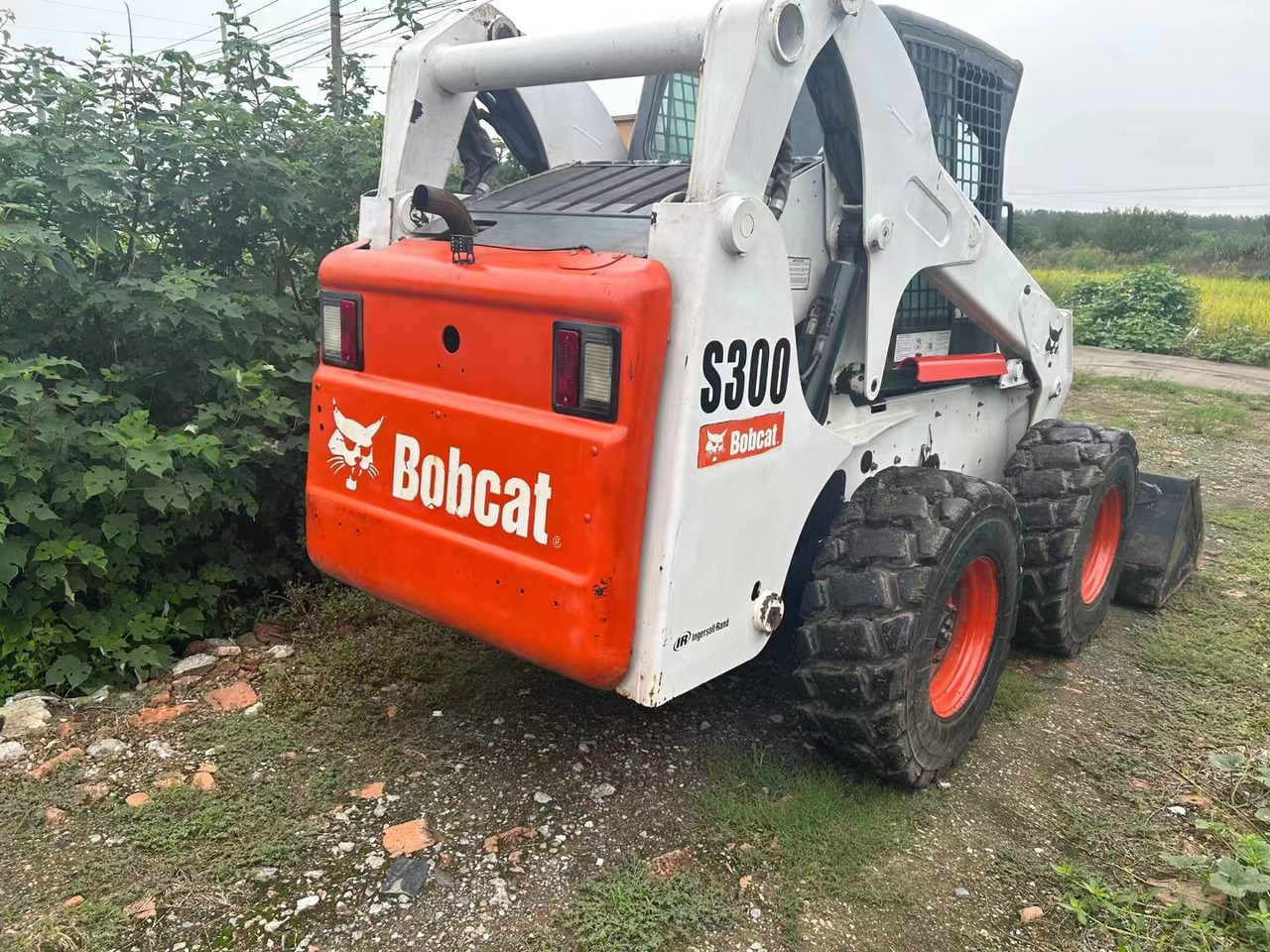 BOBCAT S300 - Liukuohjattu kuormaaja: kuva BOBCAT S300 - Liukuohjattu kuormaaja BOBCAT S300 - Liukuohjattu kuormaaja: kuva BOBCAT S300 - Liukuohjattu kuormaaja