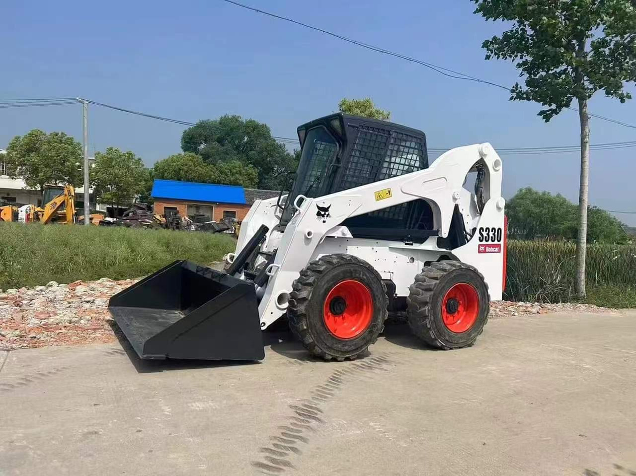 BOBCAT S330 - Liukuohjattu kuormaaja: kuva BOBCAT S330 - Liukuohjattu kuormaaja BOBCAT S330 - Liukuohjattu kuormaaja: kuva BOBCAT S330 - Liukuohjattu kuormaaja