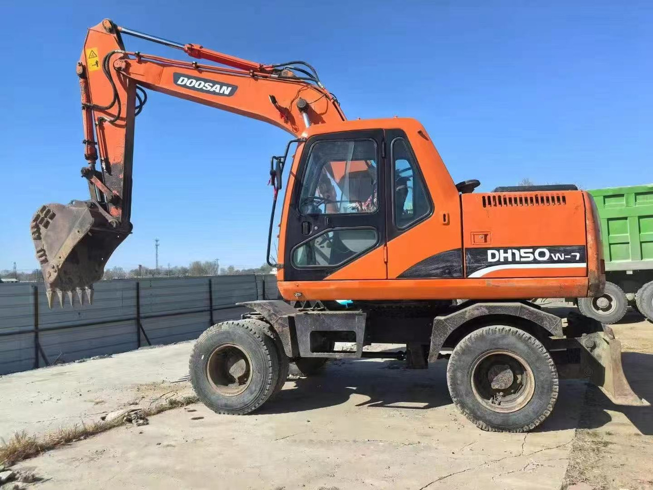 DOOSAN DH150W-7 - Pyöräalustainen kaivinkone: kuva DOOSAN DH150W-7 - Pyöräalustainen kaivinkone DOOSAN DH150W-7 - Pyöräalustainen kaivinkone: kuva DOOSAN DH150W-7 - Pyöräalustainen kaivinkone