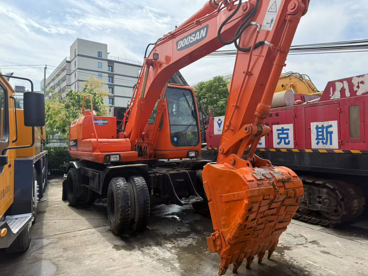 DOOSAN DH150W-7 - Pyöräalustainen kaivinkone: kuva DOOSAN DH150W-7 - Pyöräalustainen kaivinkone DOOSAN DH150W-7 - Pyöräalustainen kaivinkone: kuva DOOSAN DH150W-7 - Pyöräalustainen kaivinkone