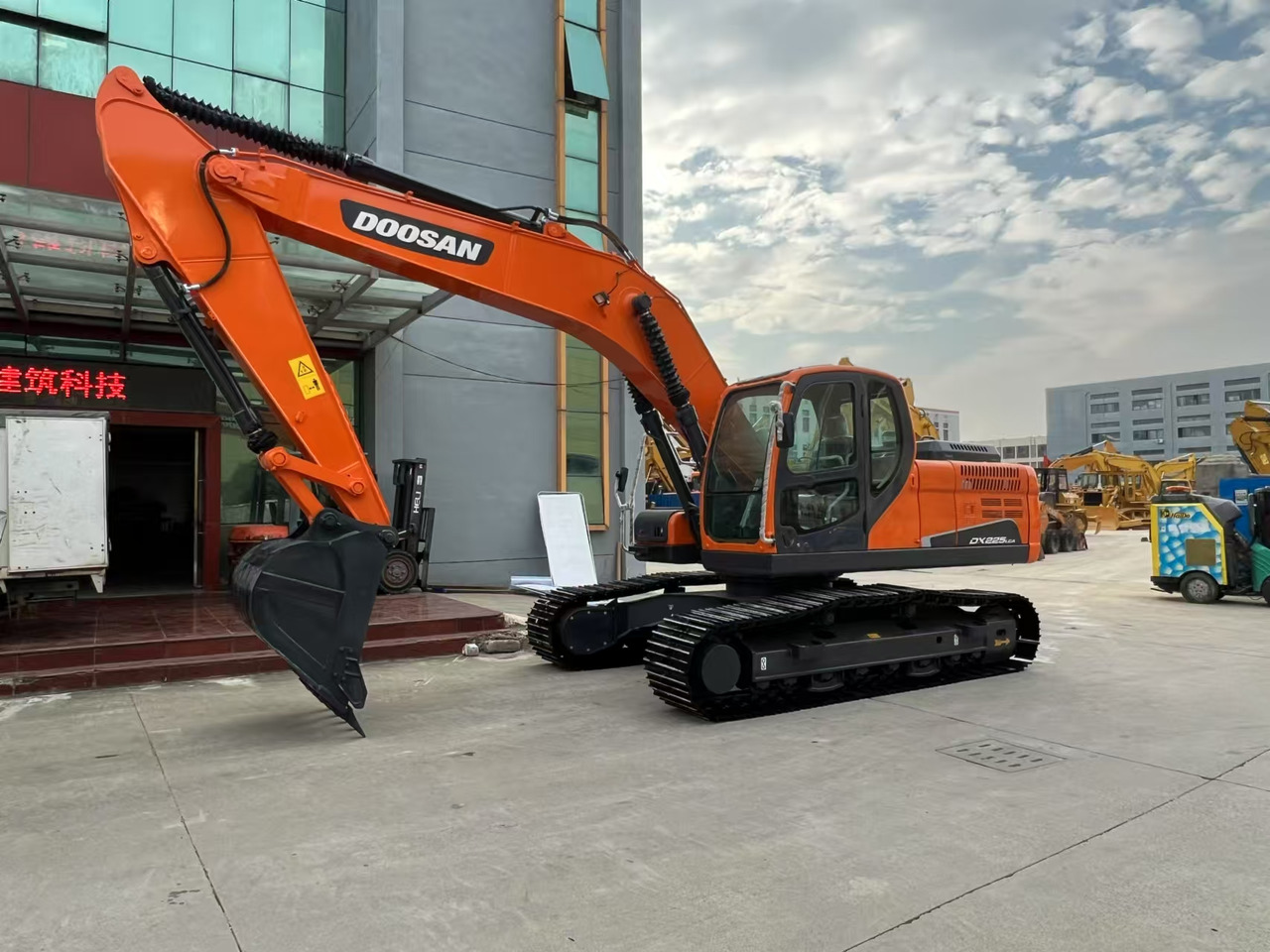 DOOSAN DX225LCA - Telakaivukone: kuva DOOSAN DX225LCA - Telakaivukone DOOSAN DX225LCA - Telakaivukone: kuva DOOSAN DX225LCA - Telakaivukone