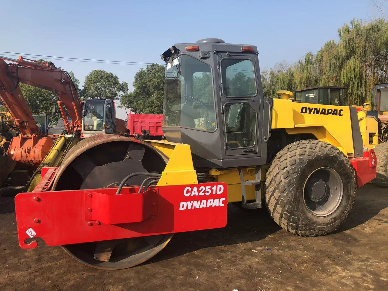 DYNAPAC CA251D - Tiejyrä: kuva DYNAPAC CA251D - Tiejyrä DYNAPAC CA251D - Tiejyrä: kuva DYNAPAC CA251D - Tiejyrä