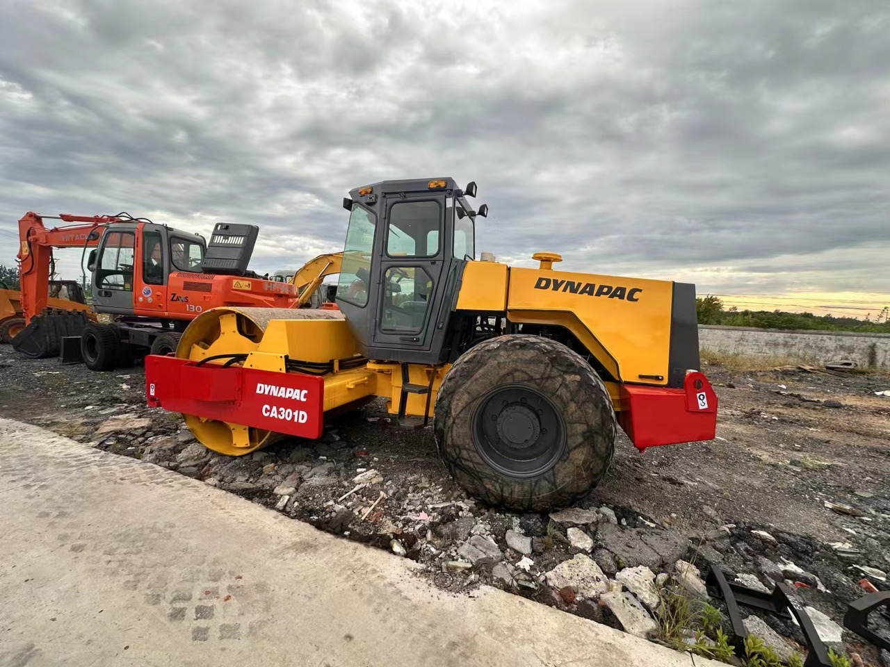 DYNAPAC CA301D - Tiejyrä: kuva DYNAPAC CA301D - Tiejyrä DYNAPAC CA301D - Tiejyrä: kuva DYNAPAC CA301D - Tiejyrä