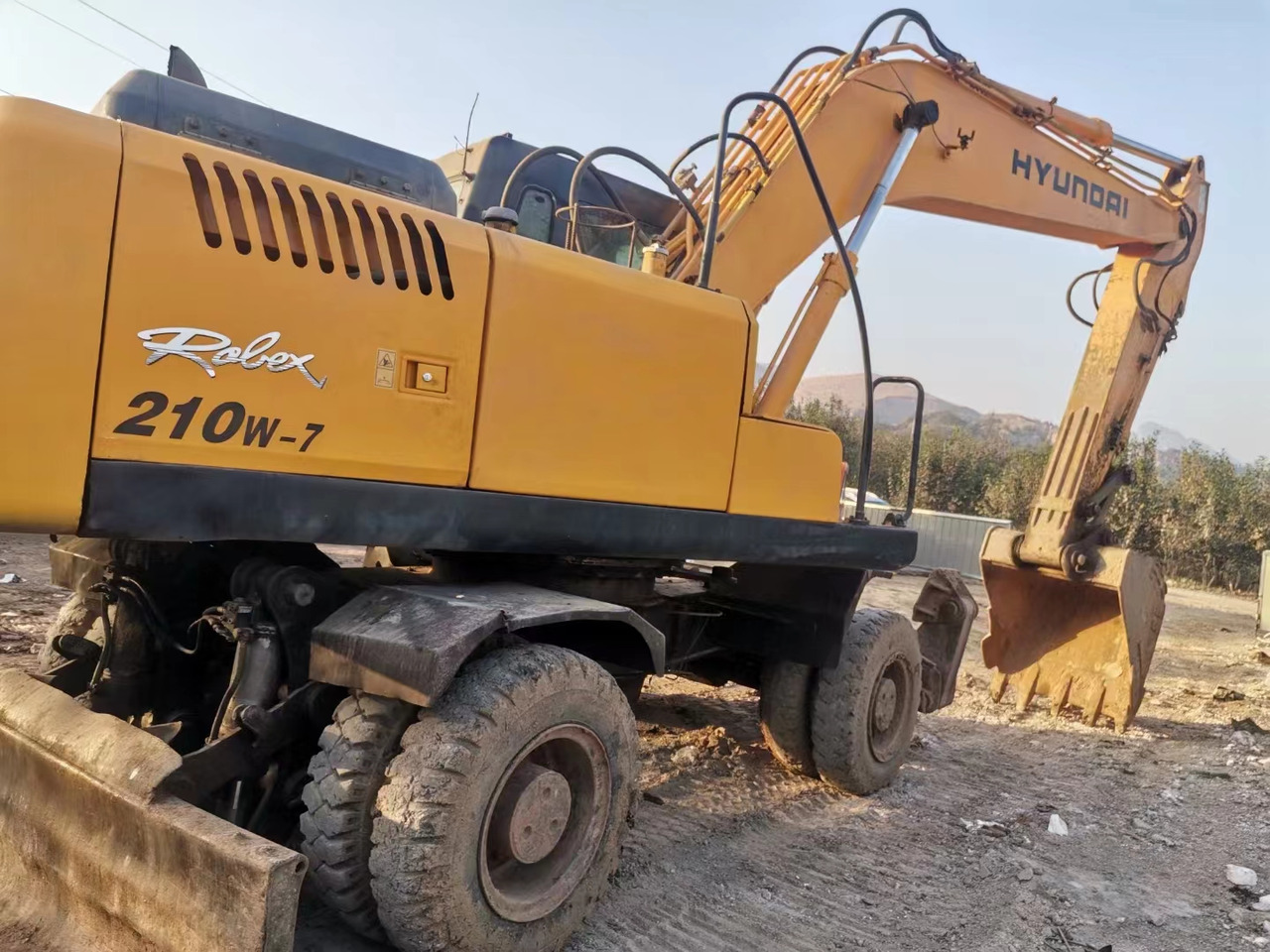 HYUNDAI R210W-7 - Pyöräalustainen kaivinkone: kuva HYUNDAI R210W-7 - Pyöräalustainen kaivinkone HYUNDAI R210W-7 - Pyöräalustainen kaivinkone: kuva HYUNDAI R210W-7 - Pyöräalustainen kaivinkone