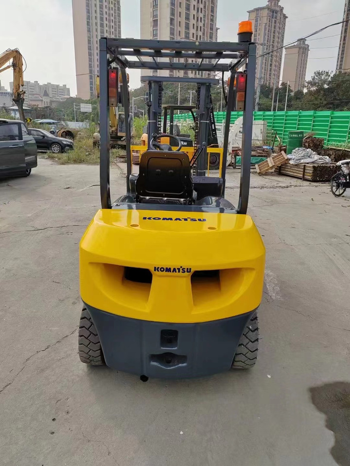 KOMATSU 3-ton - Dieseltrukki: kuva KOMATSU 3-ton - Dieseltrukki KOMATSU 3-ton - Dieseltrukki: kuva KOMATSU 3-ton - Dieseltrukki