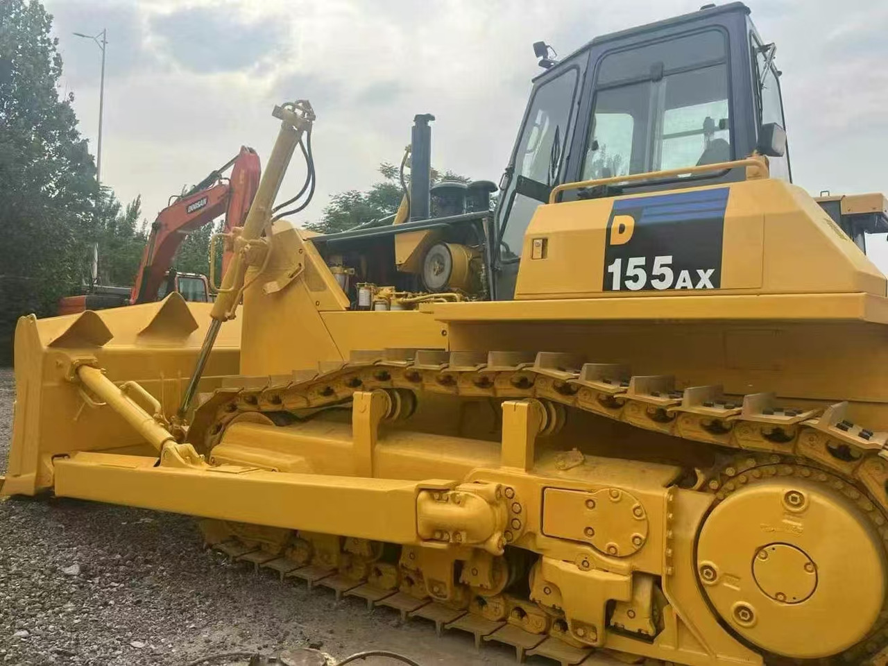 KOMATSU D155A-5 - Puskutraktori: kuva KOMATSU D155A-5 - Puskutraktori KOMATSU D155A-5 - Puskutraktori: kuva KOMATSU D155A-5 - Puskutraktori