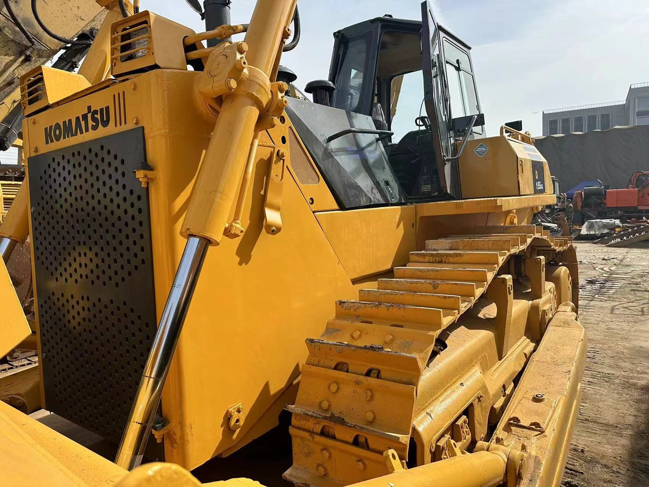KOMATSU D155A-5 - Puskutraktori: kuva KOMATSU D155A-5 - Puskutraktori KOMATSU D155A-5 - Puskutraktori: kuva KOMATSU D155A-5 - Puskutraktori